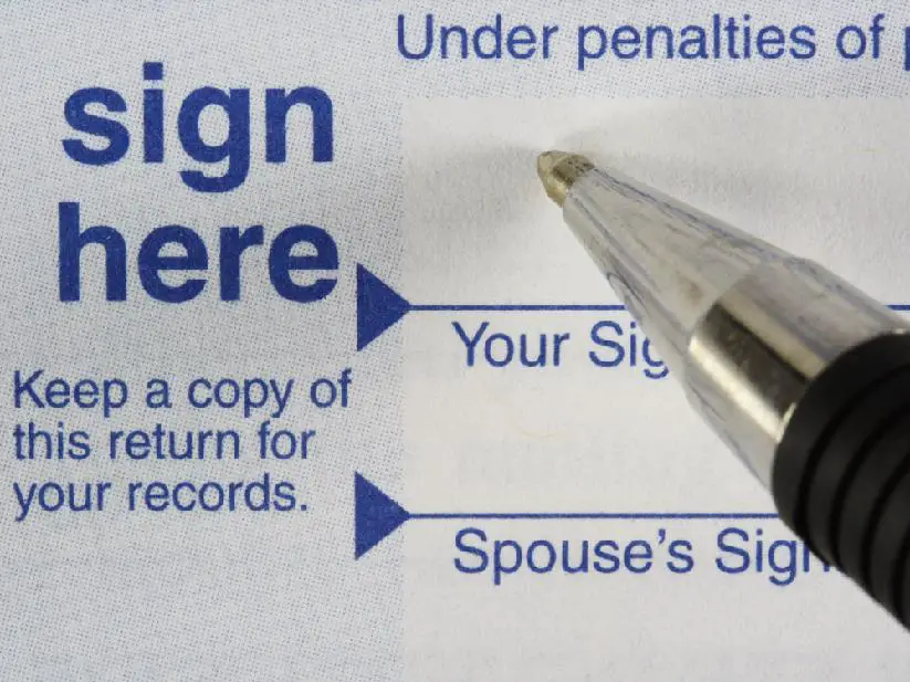 Filing taxes jointly – Benefits for married couples | Video